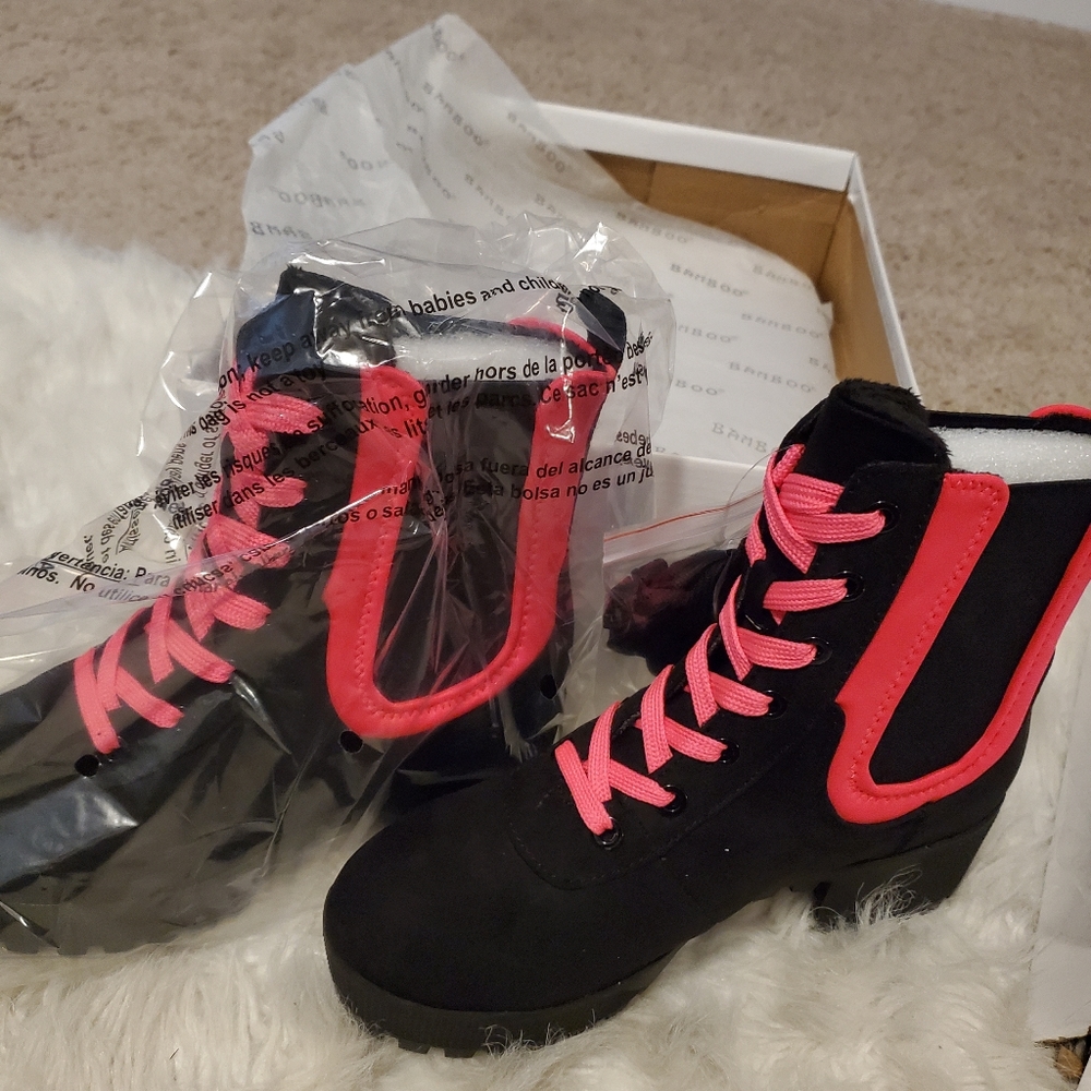 Bamboo black W pink boots